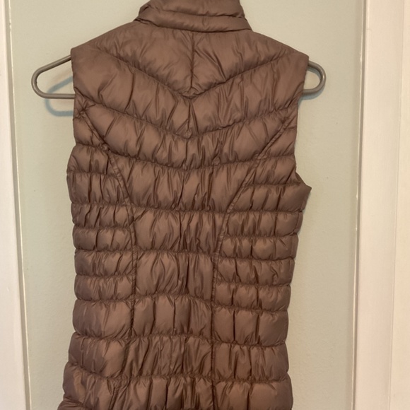 Athleta Downlicious Deluxe  puffer Vest NWT - Picture 4 of 4